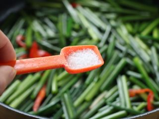 10、韭花炒肉丝,加入盐翻炒均匀；