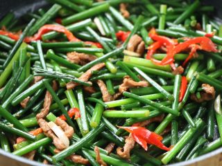 11、韭花炒肉丝,加入肉丝翻炒均匀即可；