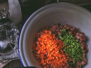 4、健康无油的 水晶烧卖,将西兰花与胡萝卜放入肉馅中