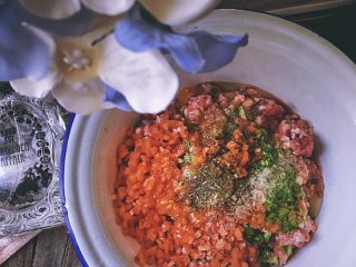 6、健康无油的 水晶烧卖,放入罗勒碎 白胡椒粉 肉桂粉