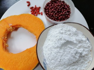 1、南瓜汤圆,准备好所需材料