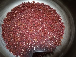 2、南瓜汤圆,红豆洗干净放入锅内煮