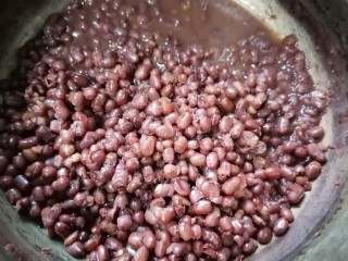 3、南瓜汤圆,将红豆煮熟