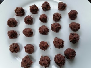 6、南瓜汤圆,将豆沙分成均匀的等分并搓圆