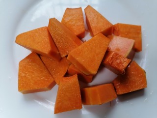 7、南瓜汤圆,将南瓜去皮并切成小块