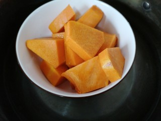 8、南瓜汤圆,南瓜放入锅内隔水蒸熟