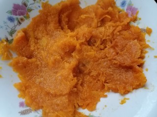 10、南瓜汤圆,将蒸熟的南瓜压成泥状