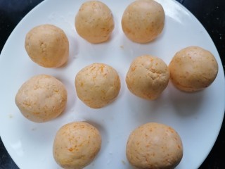 14、南瓜汤圆,这是搓好的汤圆