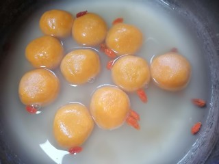 15、南瓜汤圆,水烧开放入汤圆煮再放入适量枸杞