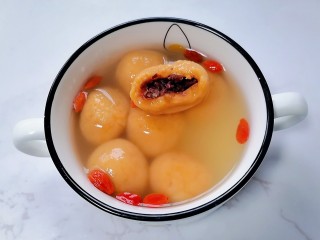 16、南瓜汤圆,装入容器来上一口太美味了。