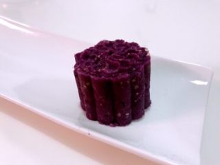 7、麦胚酸奶淋紫薯，对挑食人是赤裸裸的诱惑,脱模。