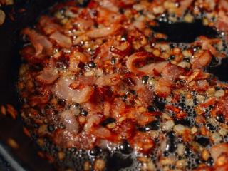 2、意大利面,炒至洋葱焦糖化。