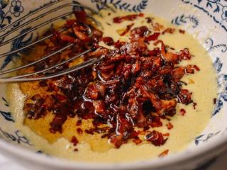 6、意大利面,把培根和洋葱倒进去进去。