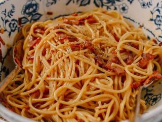 8、意大利面,加入黑胡椒快速搅拌 。