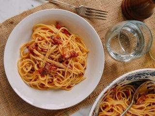 9、意大利面,鸡蛋可以让面条更丝滑。