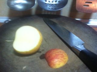 1、醪糟水果甜汤,切苹果