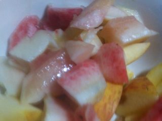 2、醪糟水果甜汤,切桃子