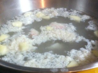 4、醪糟水果甜汤,将水果和醪糟一起加进去