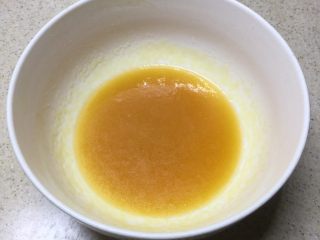 2、广式豆沙月饼,用手动打蛋器搅拌均匀。