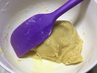 3、广式豆沙月饼,加入中筋粉拌匀。