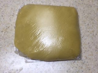 4、广式豆沙月饼,装入保鲜袋，室温松弛2-4小时，最好不要超过4小时以上。