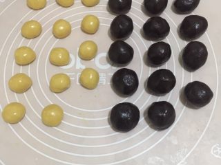 5、广式豆沙月饼,准备50克的月饼模，月饼皮15克，红豆沙35克。（如果加蛋黄的话是豆沙馅还有蛋黄一起称起来35克，建议买比较小个头大蛋黄，50克的模具很小，容易中间顶出一个鼓包。）