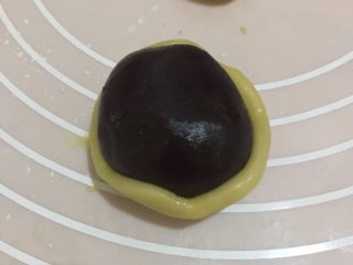 7、广式豆沙月饼,包入豆沙馅。