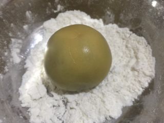 8、广式豆沙月饼,滚上一圈薄薄的面粉。