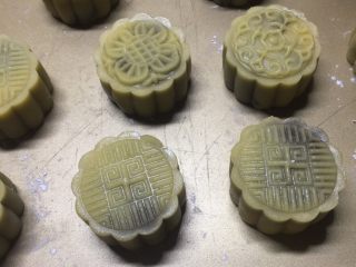 9、广式豆沙月饼,放入月饼模具压制花型。