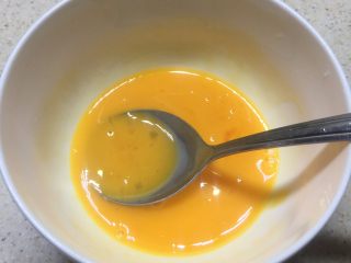 10、广式豆沙月饼,准备一个蛋黄，1/4的蛋白，一勺水拌匀。