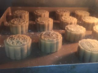 11、广式豆沙月饼,放入烤箱190度烤6分钟定型。