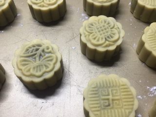 12、广式豆沙月饼,看到冰皮发白了取出。