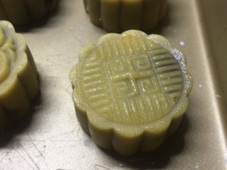 13、广式豆沙月饼,刷上薄薄一层蛋液，重新放入烤箱烤15分钟。