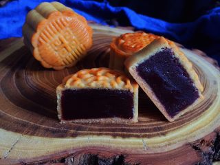 15、广式豆沙月饼,成品。