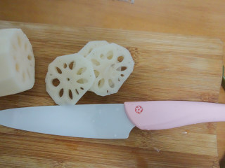 1、荷塘月色--缤纷蔬菜炒藕片,2、	藕切片备用，要是普通刀具请切片后立马放入淡盐水里防止氧化变色