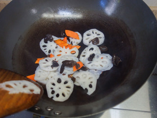 8、荷塘月色--缤纷蔬菜炒藕片,9、	倒入藕片、黑木耳翻炒