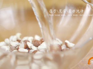 1、#食二星座#莲子薏米茨实牛肚汤,将薏米、茨实、莲子洗干净