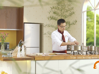 3、#食二星座#莲子薏米茨实牛肚汤,将牛肚放入之前烧好的开水中，5分钟