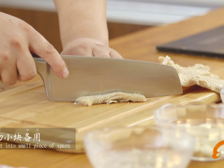 4、#食二星座#莲子薏米茨实牛肚汤,将牛肚切成小块备用