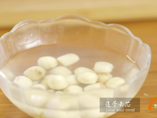 5、#食二星座#莲子薏米茨实牛肚汤,将莲子去芯