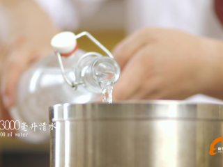 6、#食二星座#莲子薏米茨实牛肚汤,倒入3000毫升的清水在锅中