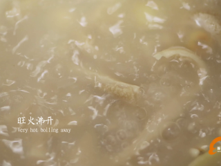 8、#食二星座#莲子薏米茨实牛肚汤,旺火沸开