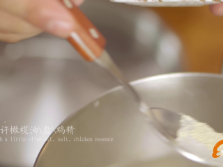 10、#食二星座#莲子薏米茨实牛肚汤,倒入适量的橄榄油、盐、鸡精