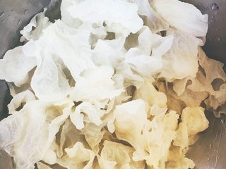 4、 美容养颜 润肺止咳 冰糖银耳炖雪梨,将泡发好的银耳撕成小朵。