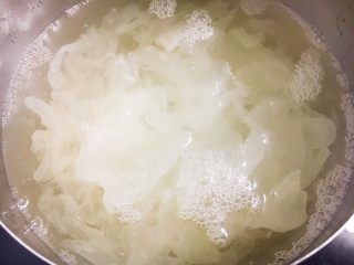 6、 美容养颜 润肺止咳 冰糖银耳炖雪梨,大火煮开,小火熬制至少1个小时,熬制至银耳汤浓稠。