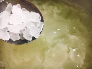 7、 美容养颜 润肺止咳 冰糖银耳炖雪梨,放入适量的冰糖,小火继续熬制。