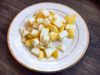 9、 美容养颜 润肺止咳 冰糖银耳炖雪梨,梨去核,把梨切成骰子大小的丁。