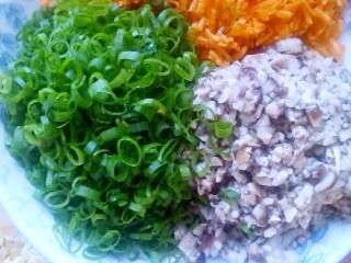 1、香菇烧麦,洗好后香菇,胡萝卜,葱切丁备用。糯米提前浸泡3小时以上,糯米放入蒸锅中,蒸20分钟,蒸好备用