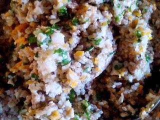 3、香菇烧麦,锅中加入适量油,油热后加入肉馅翻炒至变色。加入所以准备好的蔬菜丁,盐,花椒粉,姜粉,酱油炒几下,加味精后关火。加入米饭拌匀后,盛出。