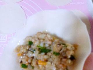 4、香菇烧麦,擀成比饺子皮更薄的皮。放入馅,如图。